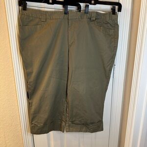 💜3/$15 𝅺venezia capris plus size 26 olive green